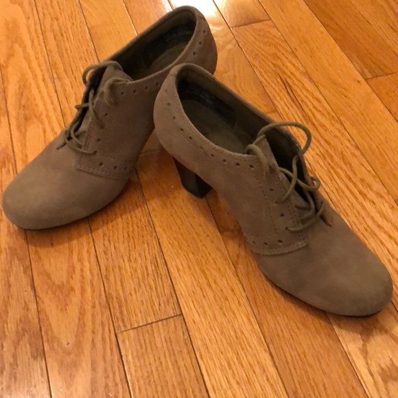 Clarks Suede Mary Janes booties with stitching and modest heel - Picture 3 of 7